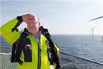 Peter Altmaier im Windpark Alpha Ventus in der Nordsee vor Borkum. Foto: Focke Strangmann/dapd Pool