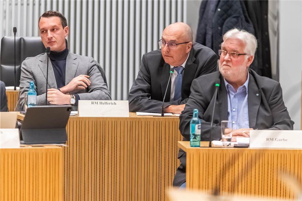 Wahl-Prognose für Dortmund sagt historisches Ergebnis voraus Peter Bohnhof (M.) zieht voraussichtlich für die AfD in den nächsten Bundestag ein - ebenso wie Matthias Helferich (l.). Das Bild zeigt die Politiker mit Heiner Garbe (r.) bei einer Sitzung des Dortmunder Rats.