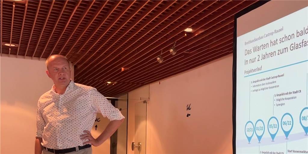 Breitbandausbau in Castrop-Rauxel: Es drohen mehr Baustellen als nötig Peter Brautlecht (Regionalmanager Westenergie Breitband) spricht im Digitalisierungsausschuss über den Glasfaserausbau in Castrop-Rauxel.