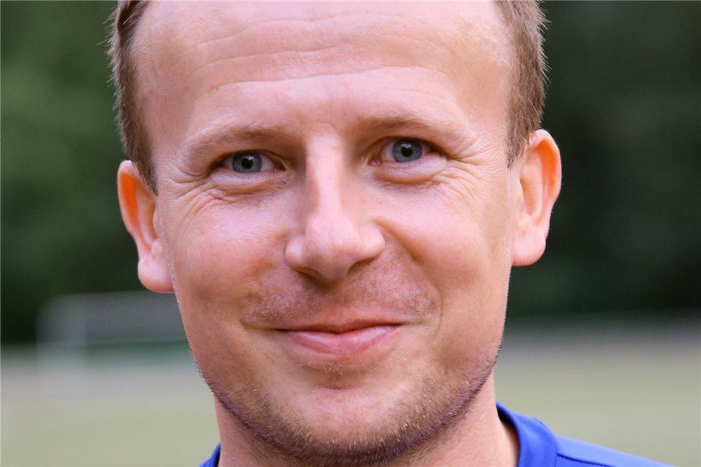 A-Liga-Trainer muss mit 41 Jahren immer noch mitspielen, um die Abwehr zu stabilisieren Peter Brdonkalla