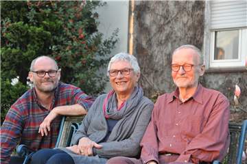 Peter, Doris und Karl Bernd Sternemann genießen den ruhigen Ausblick von der Bank im Vorgarten ihres Hauses in Rauxel.