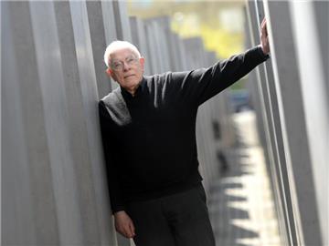 Peter Eisenman am Holocaust-Mahnmal in Berlin. Foto: Britta Pedersen