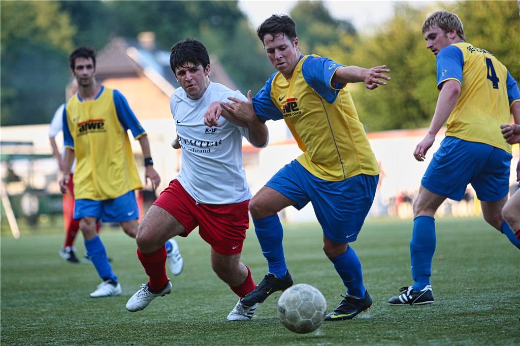 Schweriner Goalgetter machte 2011 den Lewandowski-Traum wahr Peter Elbers (am Ball) wurde im Jahr 2010 mit der Spvg Schwerin Feldstadtmeister und schoss in der Saison danach 40 Tore. Die Szene zeigt den Goalgetter im Stadtmeisterschafts-Halbfinale gegen den Gastgeber SuS Merklinde.