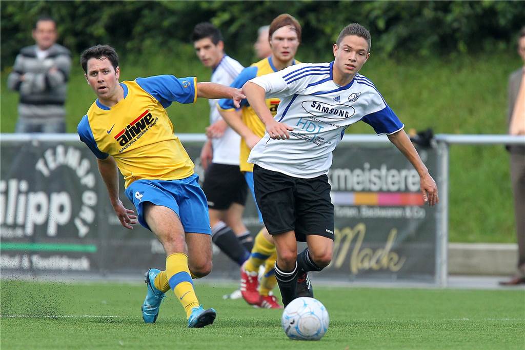 Schweriner Goalgetter machte 2011 den Lewandowski-Traum wahr Peter Elbers (l.) bei der Feld-Stadtmeisterschaft 2011 im Zweikampf mit Dennis Both vom VfB Habinghorst.