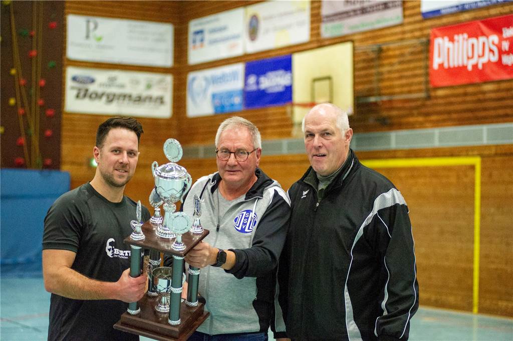 Peter Elbers (l.) nahm den Pokal für den TuS Haltern am See entgegen.