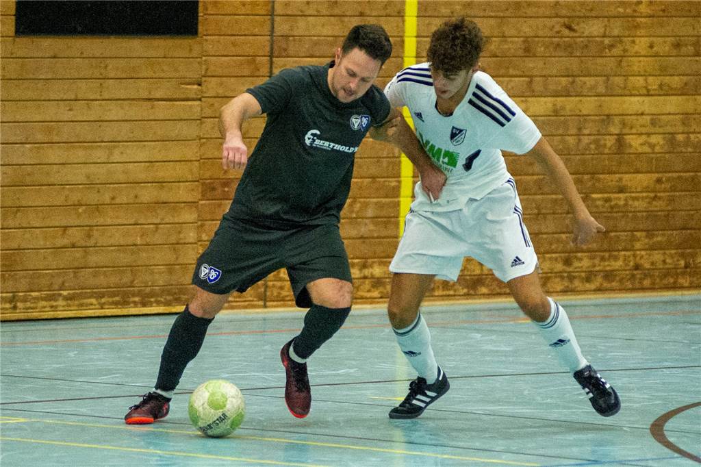 Zwei Torhüter und ein Pechvogel: Unsere Top-Spieler der Halterner Hallen-Stadtmeisterschaft Peter Elbers (l.) überzeugte im Trikot des TuS Haltern am See als Spielmacher und Torjäger zugleich.
