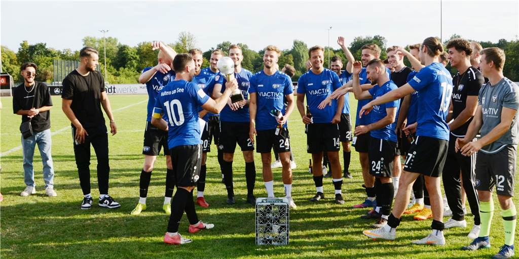 Peter Elbers präsentierte nach der Siegerehrung seinen Teamkollegen vom TuS Haltern am See den Stadtmeister-Pokal.