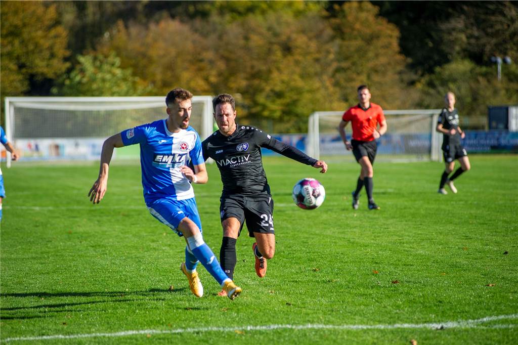 Dieser Spieler ist ein Glücksgriff für den TuS Haltern - und hat „eine geile Petry-Playlist“ Peter Elbers (r.) wechselte im Sommer 2021 zum TuS Haltern am See - ohne auch nur eine Oberliga-Minute in seiner Vita.