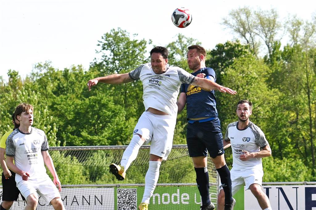 Peter Elbers stand überraschend im Kader und wurde auch eingewechselt. Der Halterner hatte eigentlich im vergangenen Sommer mit dem Fußballspielen aufgehört und kurz darauf den Posten des Co-Trainers beim TuS übernommen.