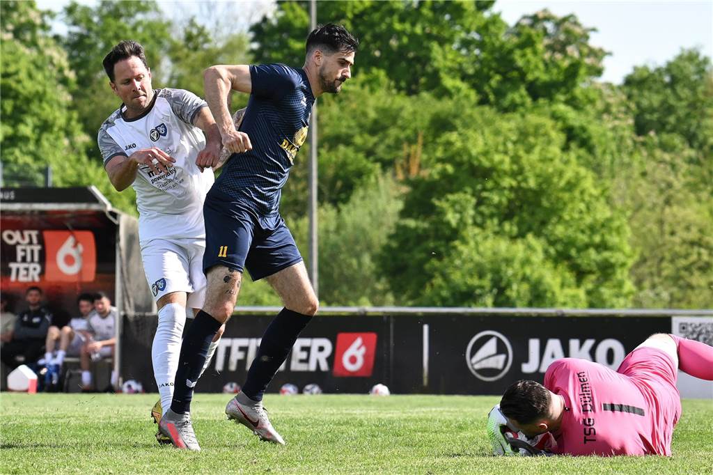 Peter Elbers stand überraschend im Kader und wurde auch eingewechselt. Der Halterner hatte eigentlich im vergangenen Sommer mit dem Fußballspielen aufgehört und kurz darauf den Posten des Co-Trainers beim TuS übernommen.