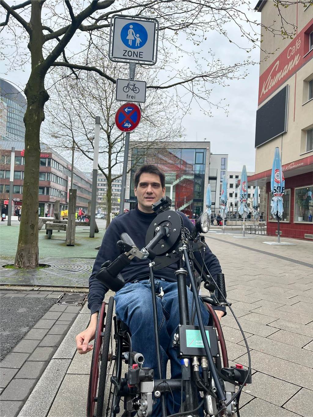 Freie Fahrt für Fahrräder in der City - auch in Einbahnstraßen: Peter Fricke in der Kampstraße. Hier weist ein Radfahr-Emblem unter dem Fußgängerzonen-Schild darauf hin, dass Räder hier durchfahren dürfen.
