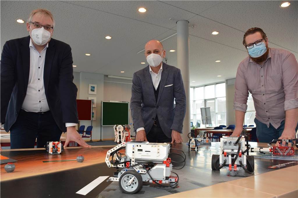 Peter Haken (v.l.), Jörg Skubinn und Arne Langner zeigen die Lego-Roboter, die von den Schülern an ihrer Realschule programmiert werden können. Eine digitale Vorzeige-Schule.