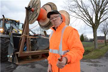 Peter Hansen hat schon viel von der Welt gesehen. Jetzt hat der Job den 53-jährigen Dänen nach Olfen geführt. Hier verlegt er aktuell Leerrohre für Glasfaserkabel.