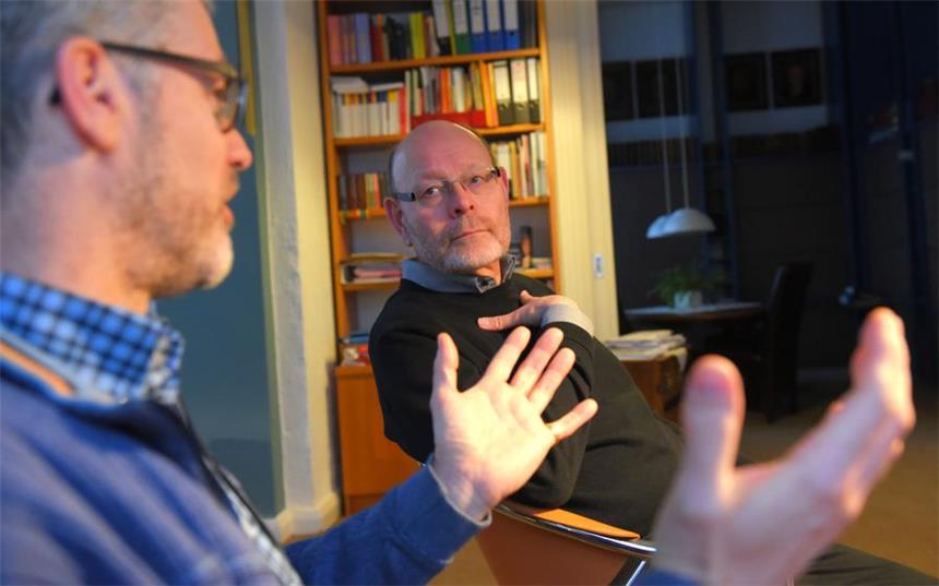 "Haben Weihnachten wirklich etwas anzubieten" Peter Iwan (r.) und Tom Damm sehen die anhaltende, gesellschaftliche Bedeutung von Weihnachten unter anderem in der menschlichen Kindheit begründet. Besonders an den Feiertagen zieht es noch immer viele Menschen in die Kirche.