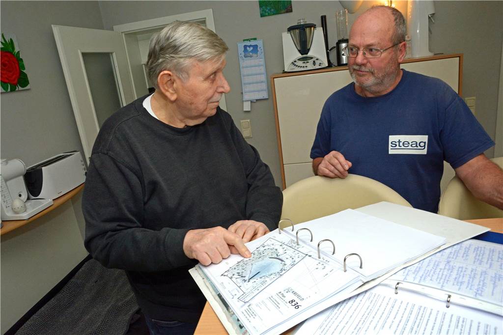Projektentwickler kontra Kritiker: Surfworld spaltet weiter die Gemüter Peter Kaiser (l.) und Heinrich Sandhoff gehen Planungsunterlagen durch.