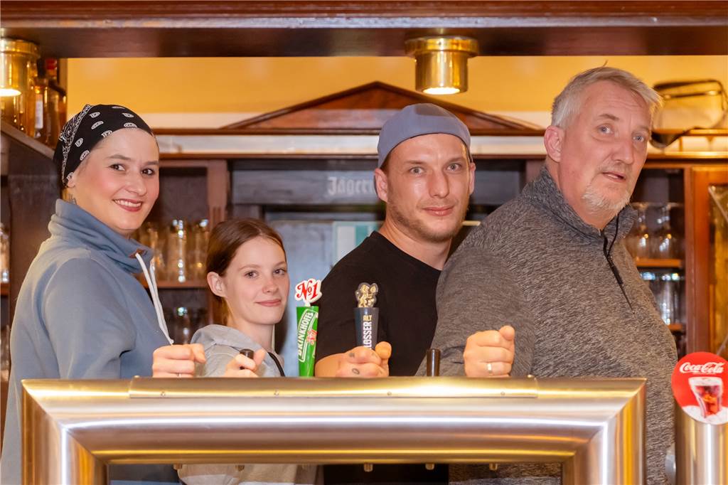 Haus Walbaum dauerhaft geöffnet: Besitzer schafft Klarheit nach kurzer Schließung Peter Kakanowski (r.) und sein Team betreuen die Gaststätte Haus Walbaum in Lünen.