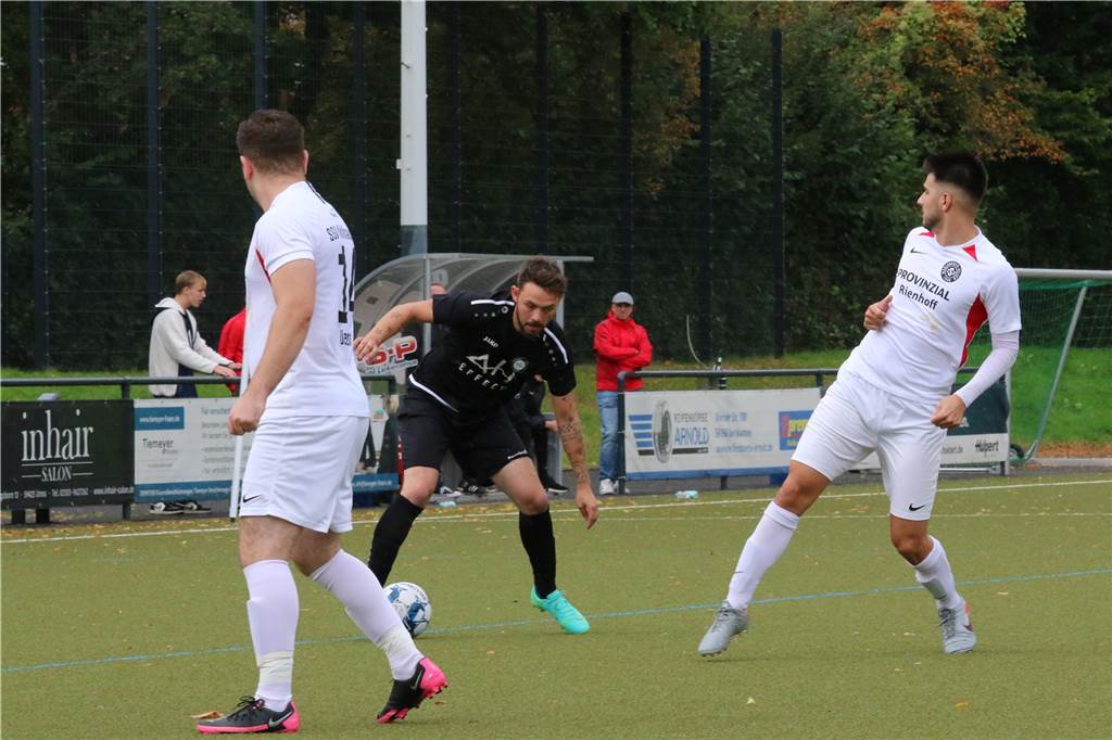 Hektik, Meckereien und Muskelriss - Remis im Duell der Reserve-Teams Peter Kanzog (Mitte) wurde nach der Pause eingewechselt und setzte für den VFL Kamen neue Akzente.