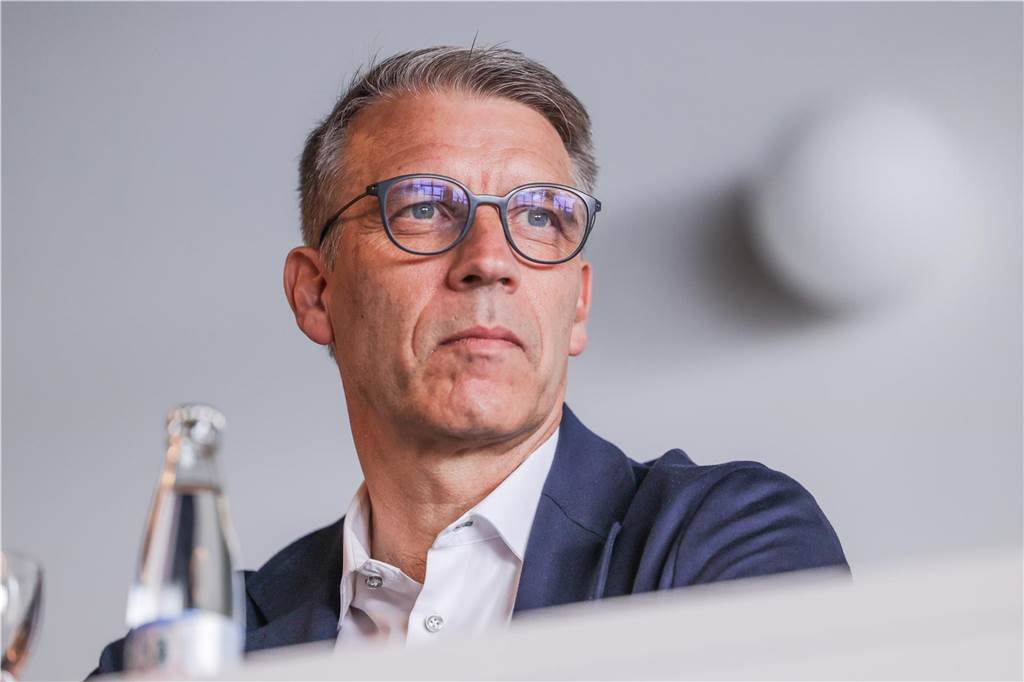 Krise, Chaos, Königsblau: Das sind die zahlreichen Schalker Baustellen Peter Knäbel steht mehr und mehr in der Kritik.