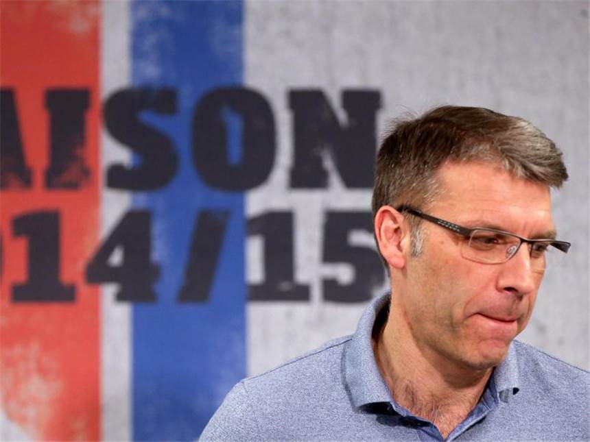 Wieder eine HSV-Saison mit viel Frust Peter Knäbel wurde schnell als falscher Mann auf dem Trainerposten erkannt. Foto: Axel Heimken