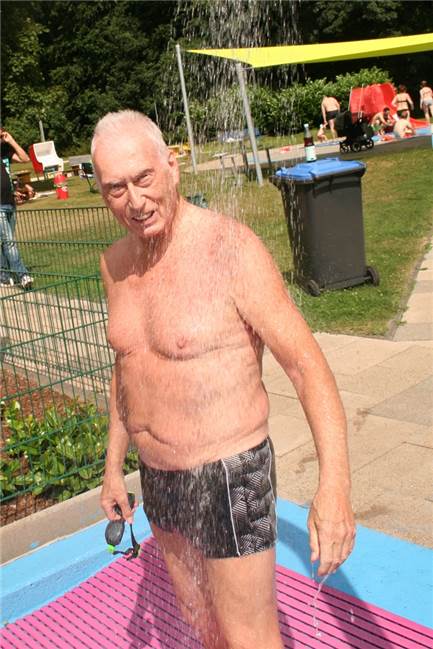 Freibad-Check: Dellwig punktet mit viel Platz und familiärem Feeling Peter Kunst aus Holzwickede kommt gern nach Dellwig zum Schwimmen - wenn die "Schöne Flöte" zuhause geschlossen ist, sowieso: "Ich mag es ruhig und sauber, das ist hier gegeben".