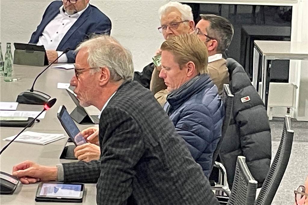 Gemeindehaushalt 2023 verabschiedet: Ein Rechentrick senkt das Minus Peter Leyers und Jochen Wismann (v. vorne), beide FDP, lehnten den Haushalt 2023 ab.