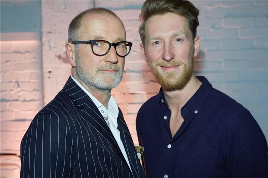 Peter Lohmeyer köderte mit Geld zum Lesen Peter Lohmeyer mit seinem Sohn Louis Klamroth. Foto: Georg Wendt