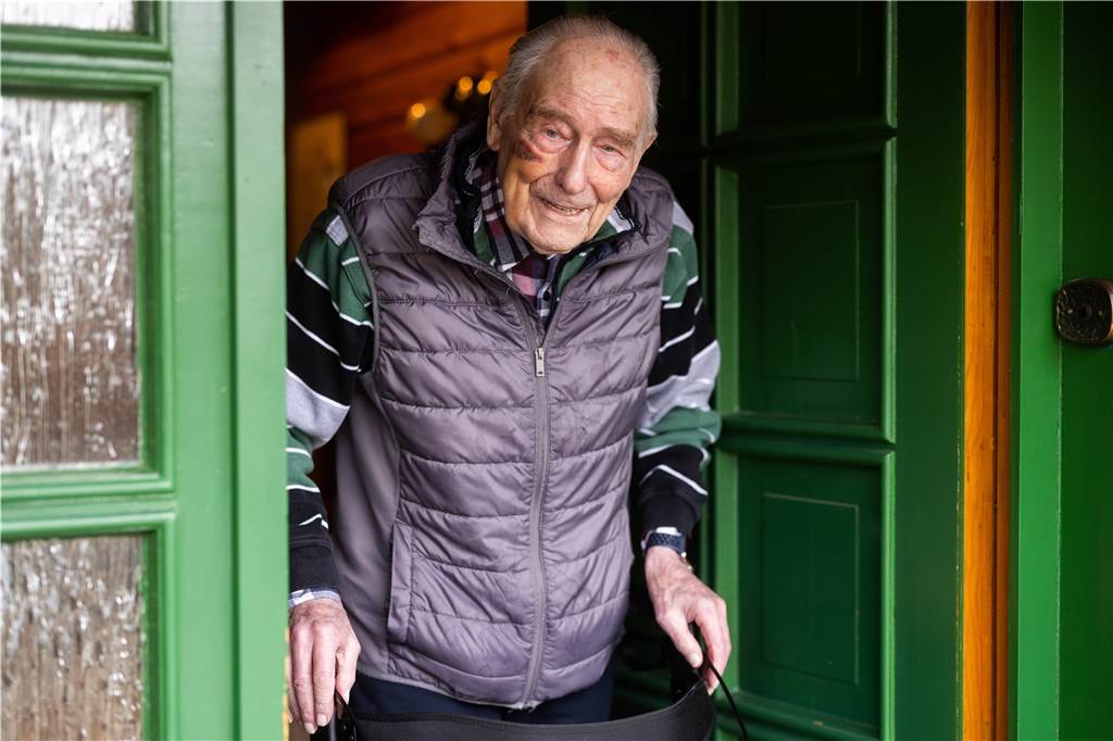 „Opa, erzähl doch mal“: Peter Meisen aus dem Rheinland bloggt mit 100 Jahren: 75.000 Aufrufe Peter Meisen (100), Blogger, mit seinem Rollator an der Haustür.