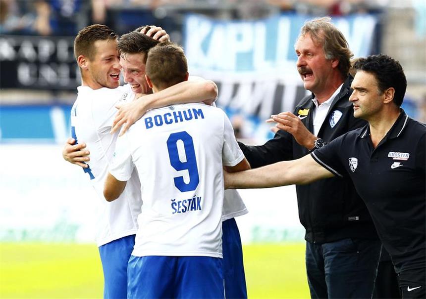 VfL Bochum stapelt trotz Tabellenführung tief Peter Neururer (2.v.r.) steht mit dem VfL Bochum nach sechs Spieltagen an der Tabellenspitze.