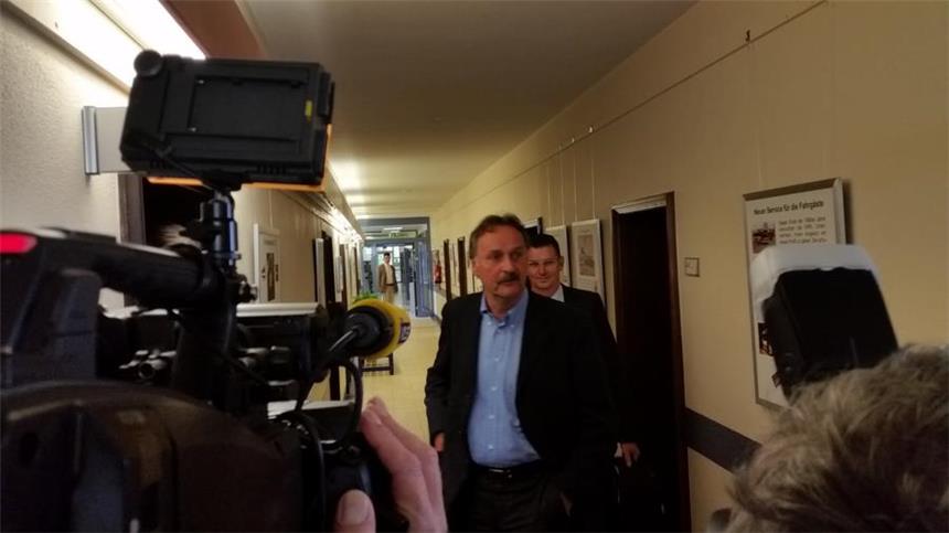 Peter Neururer verklagt den VfL Bochum Peter Neururer am Freitag im Arbeitsgericht Bochum.