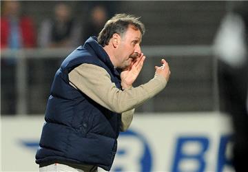 Peter Neururer bastelt noch an der Aufstellung. Sein Kader ist arg dezimiert.