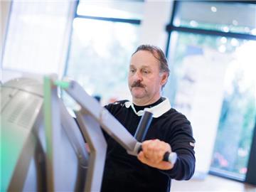 Peter Neururer hält sich im Fitnessstudio fit. 
