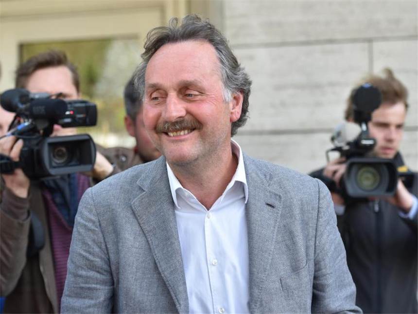 Neururer kein neuer Trainer von Hannover 96 Peter Neururer kommt nach den Verahndlungen aus dem Hotel. Foto: Ole Spata