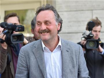 Peter Neururer kommt nach den Verahndlungen aus dem Hotel. Foto: Ole Spata