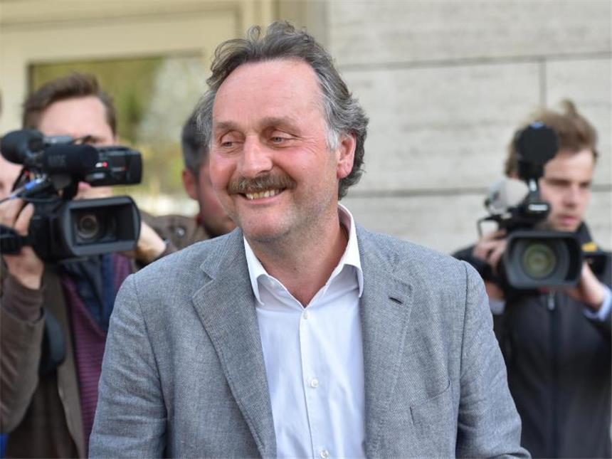Neururer kein neuer Trainer von Hannover 96 Peter Neururer kommt nach den Verahndlungen aus dem Hotel. Foto: Ole Spata