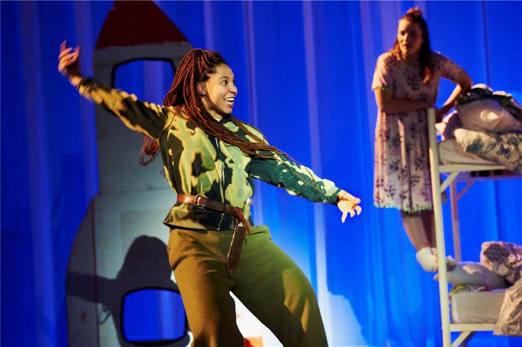 Märchen ganz modern: Diese Stücke für Kinder gibt es in den Theatern der Region Peter Pan (gespielt von Sophia Hankings-Evans) fliegt eines nachts in das Zimmer von Wendy (Luna Schmid) und ihren Brüdern - und nimmt die Kinder mit ins Nimmerland.