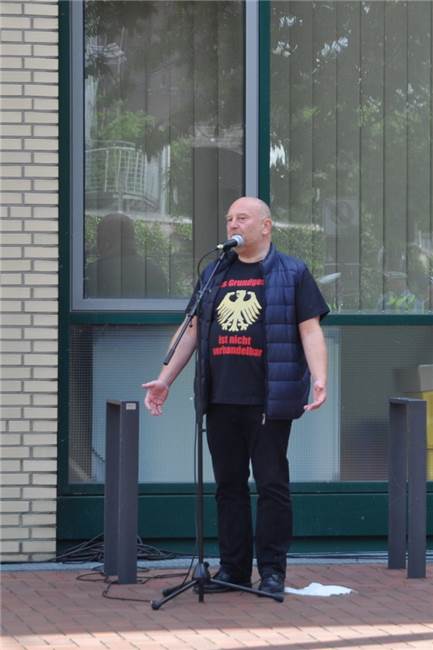 Demonstranten gegen Corona-Auflagen suchen Gespräch mit Politik in Lünen Peter Pasternak (54) ist Organisator der Demonstrationen. Am Samstag hielt er auch eine Rede pro Grundgesetz und gegen Corona-Auflagen.