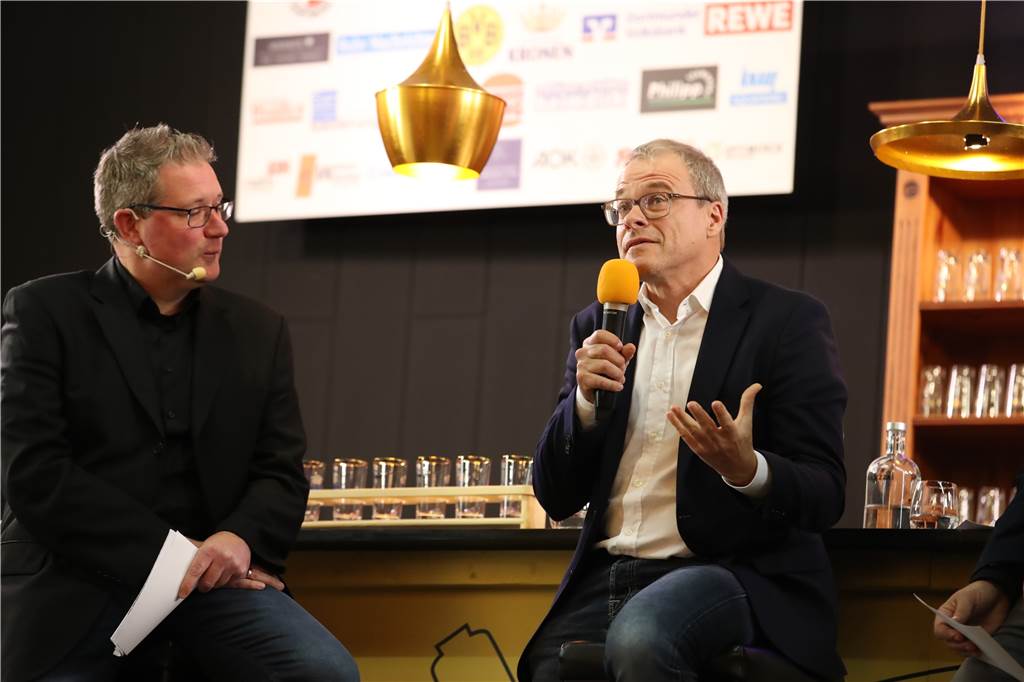 Deutschlands Amateurfußballer haben einen neuen Chef - dieser muss viele Probleme lösen Peter Peters (r.) bei der Auslosung der Hallenfußball-Stadtmeisterschaft im November 2021.