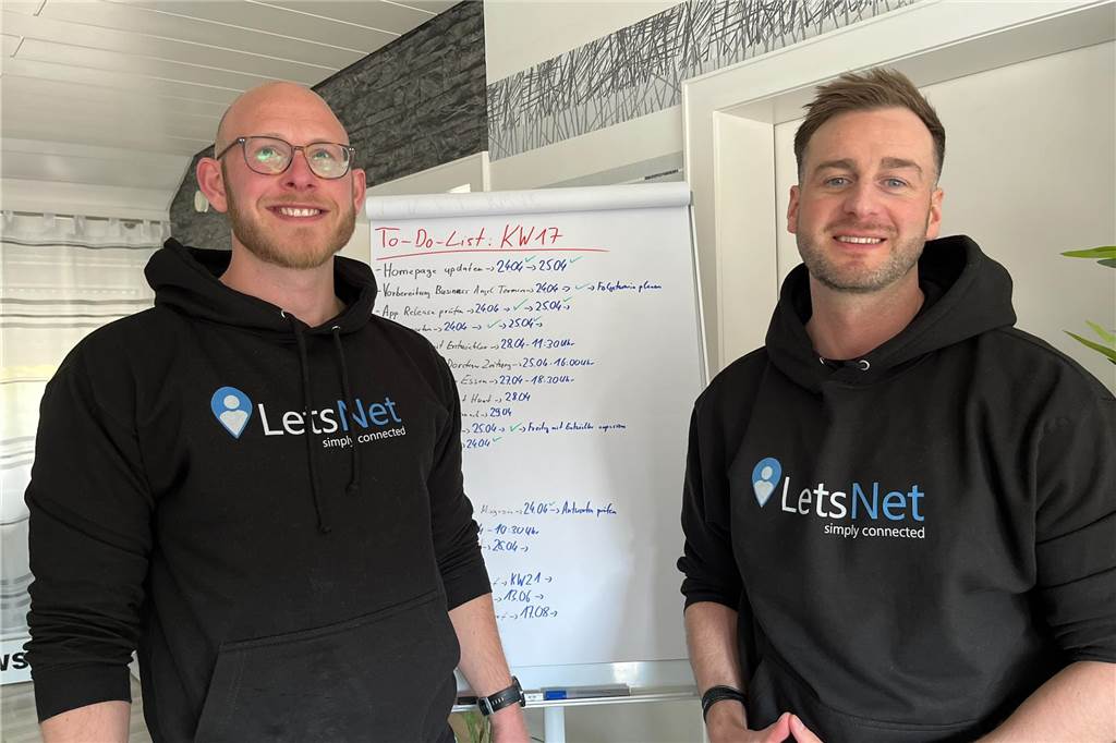 Gründer entwickeln App: Sie soll die Geschäftswelt verändern Peter Risthaus und Michael Suer stehen vor einem Flipchart.