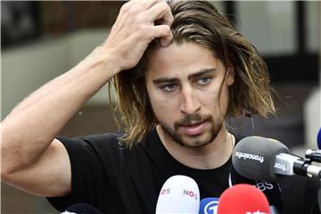 Peter Sagan stellt sich nach seinem Tour-Ausschluss in Vittel der Presse. Foto: Dirk Waem