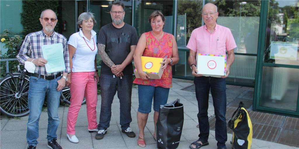 Bürgerentscheid Klöters-Feld als Wegweiser für Lüner Umweltpolitik Peter Schmidt (v.l.n.r.) Klaudia Funk-Bögershausen, Michael Mentrup, Marina Lorson und Leo Bögershausen von der Bürgerinitiative stehen mit den in Kartons verpackten Unterschriftenlisten vor dem Lüner Rathaus.