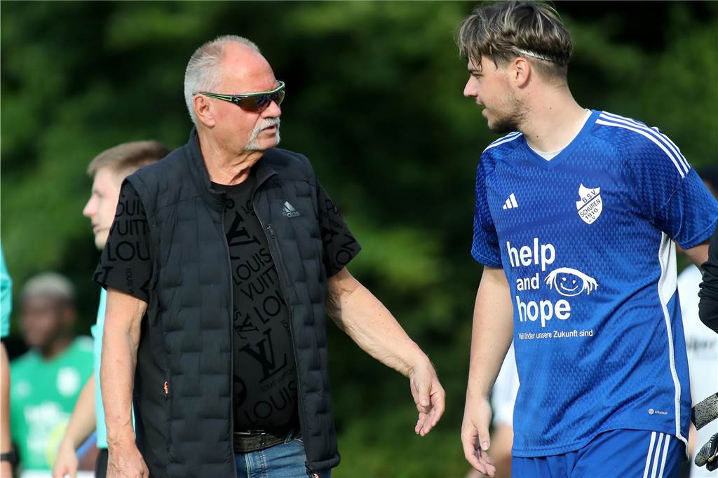 Peter Seifert, Vorsitzender des BSV Schüren, unterhält sich mit Kerem Senderovic.