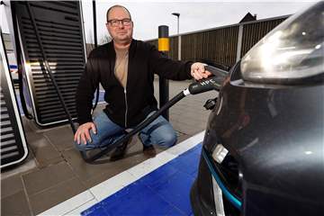 Peter Stelzmann (55) aus Hagen ist einer der ersten Autofahrer, die in Europas größtem Schnellladepark elektrisch auftanken. Der Hagener, der für die Dorstener Firma „Stiftsquelle“ unterwegs ist, freut sich über die hohe Auflade-Geschwindigkeit. 