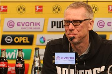 Peter Stöger erwartet auch gegen Augsburg ein körperbetontes Spiel.