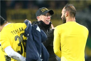 Peter Stöger (l.) gratuliert Ömer Toprak.