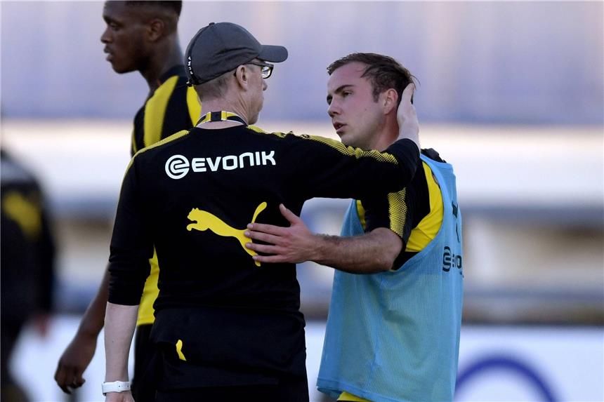 BVB-Personallage entspannt sich vor Rückrunden-Start Peter Stöger (l.) kann schon gegen Wolfsburg wieder mit Mario Götze planen.