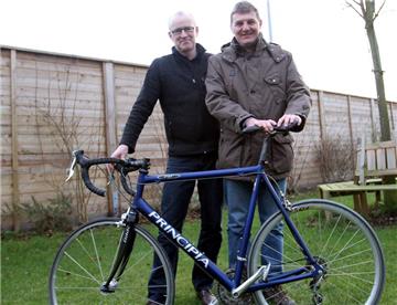 Peter Wenner (l.) und Daniel Schulte vom RSC Werne bekommen die Sportplakette der Stadt Werne überreicht.