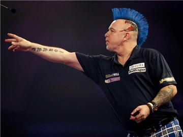 Peter Wright gefällt sich als Paradiesvogel der Darts-Szene. Foto: Steven Paston