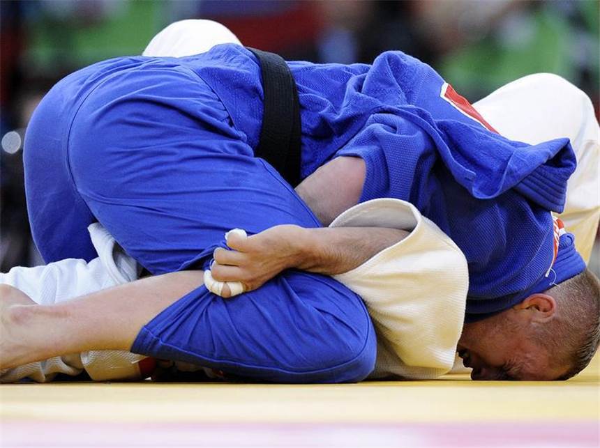 Judoka Peters gewinnt Bronze - Weltmeister zu stark Peters (blau) besiegt den Usbeken Ramziddin Sayidov im Bronze-Kampf. Foto: Marius Becker