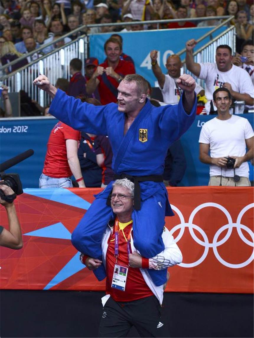 Judoka Peters gewinnt Bronze - Weltmeister zu stark Peters lässt sich von Bundestrainer Detlef Ultsch durch die Arena tragen. Foto: John G. Mabanglo