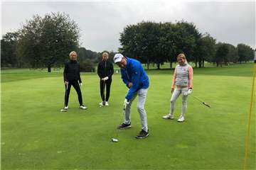 Peters Neururers Flight-Partnerinnen Christa-Maria Blasshofer, Sandra Naumann und Britta Becker schauen zu, wie der ehemalige Schalker Trainer lässig zum Bogey an der Eins einlocht.
